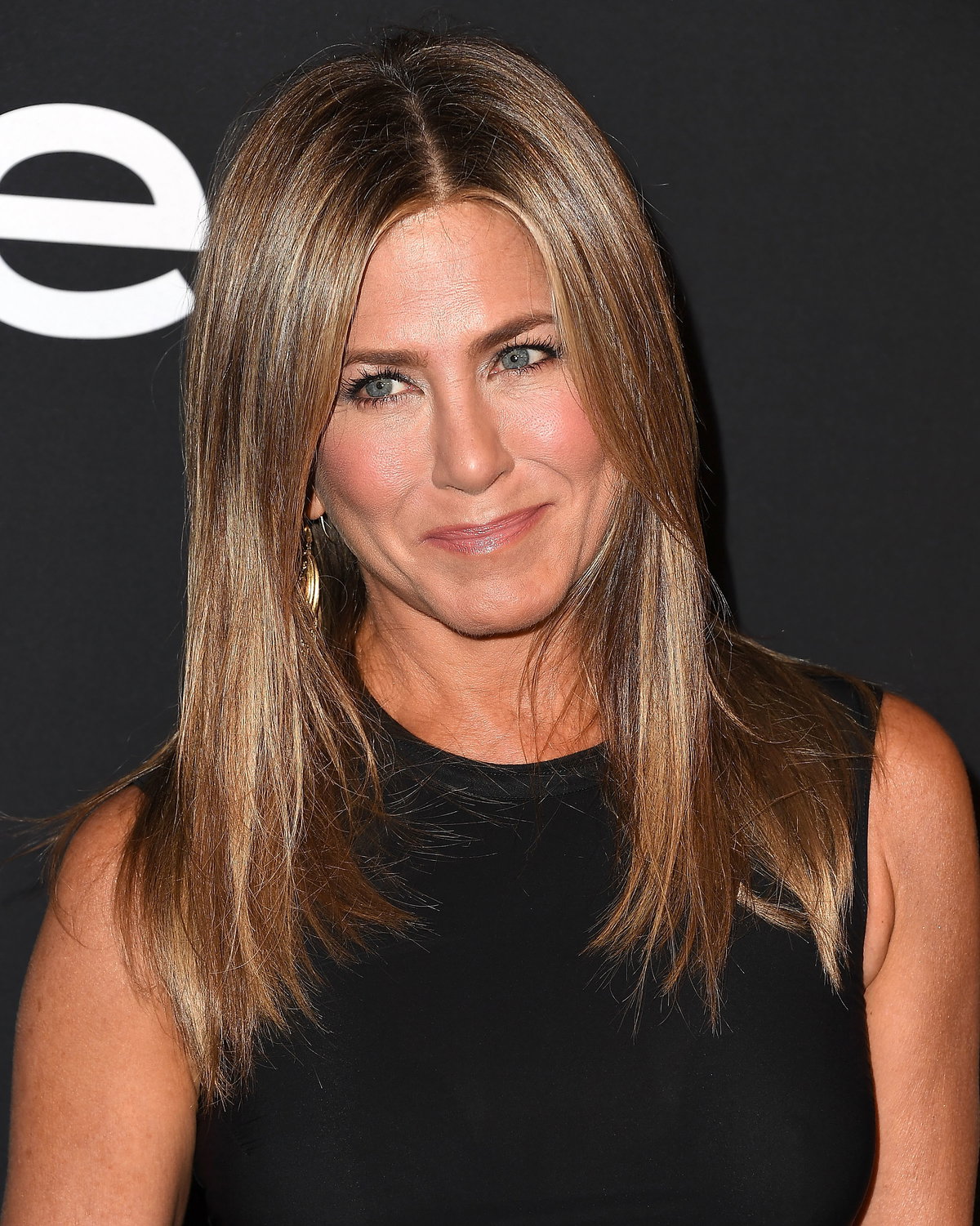 Im Laufe der Jahre haben wir unzählige Looks an Jennifer Aniston bewundern können. Momentan träg die Schauspielerin ihre Haare fast auf Brusthöhe und gestuft.