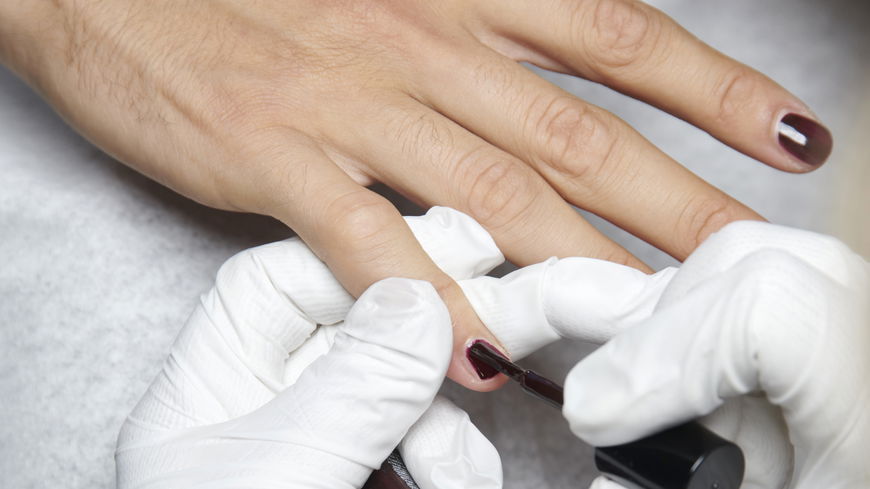 Dark Cassis Nails – der schönste Nagel-Trend im Winter 2024/2025
