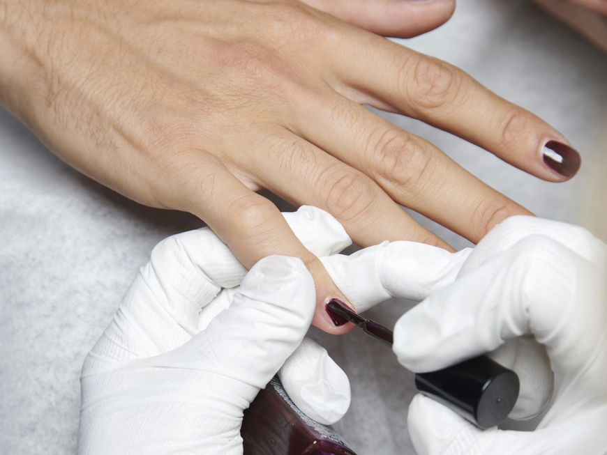 Dark Cassis Nails – der schönste Nagel-Trend im Winter 2024/2025