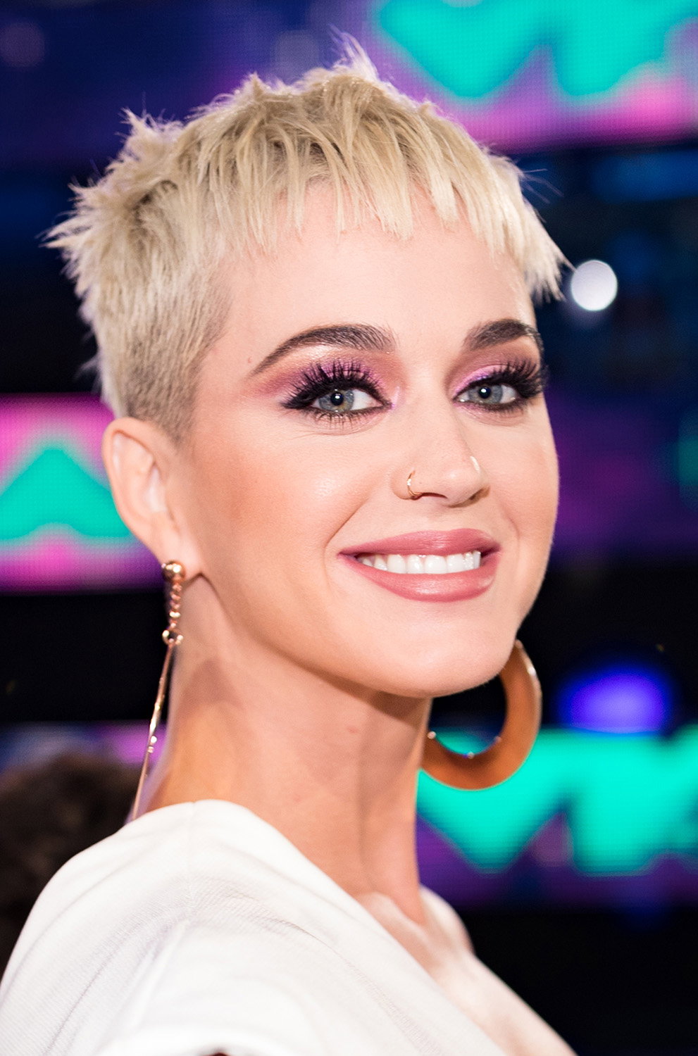 Katy Perry trägt ihre Haare schon lange als coolen Pixie Cut und auch ihr könnt den Look easy nachmachen. Kämmt die Haare am besten schon im nassen Zustand in die gewünschte Form und pustet sie mit dem Föhn ordentlich durch. Anschließend sorgen etwas mattes Haargel und Spray für ein perfektes Finish.