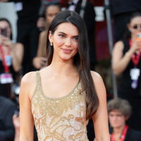 Beauty Crush! Kendall Jenner liefert mit dem "Soft Zickzack-Scheitel" die coolste Herbst-Frisur 2026