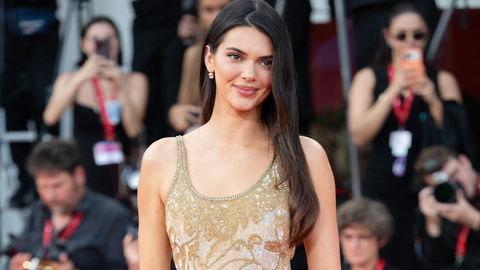 Beauty Crush! Kendall Jenner liefert mit dem "Soft Zickzack-Scheitel" die coolste Herbst-Frisur 2026