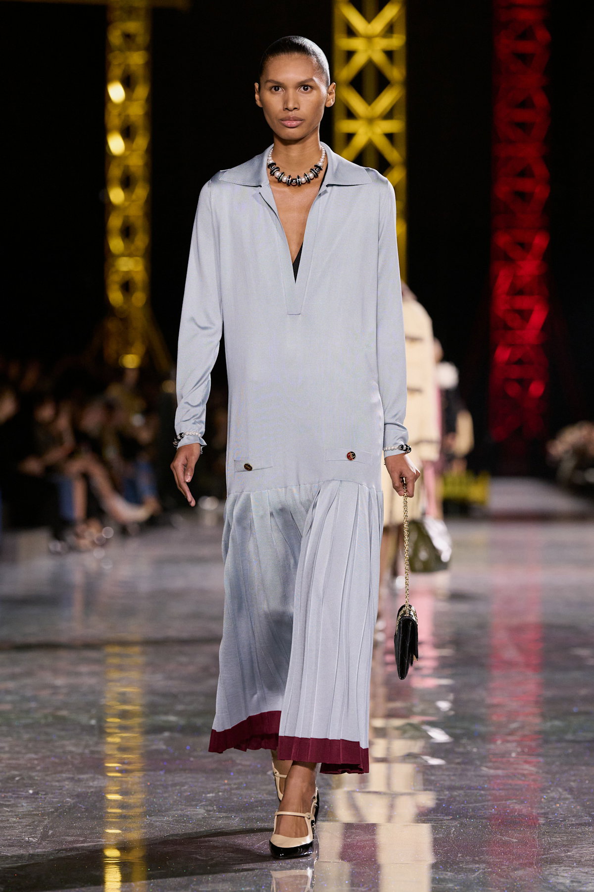 "80s Shoulder Dresses" dominieren im Herbst 2026 die Kleider-Trends
