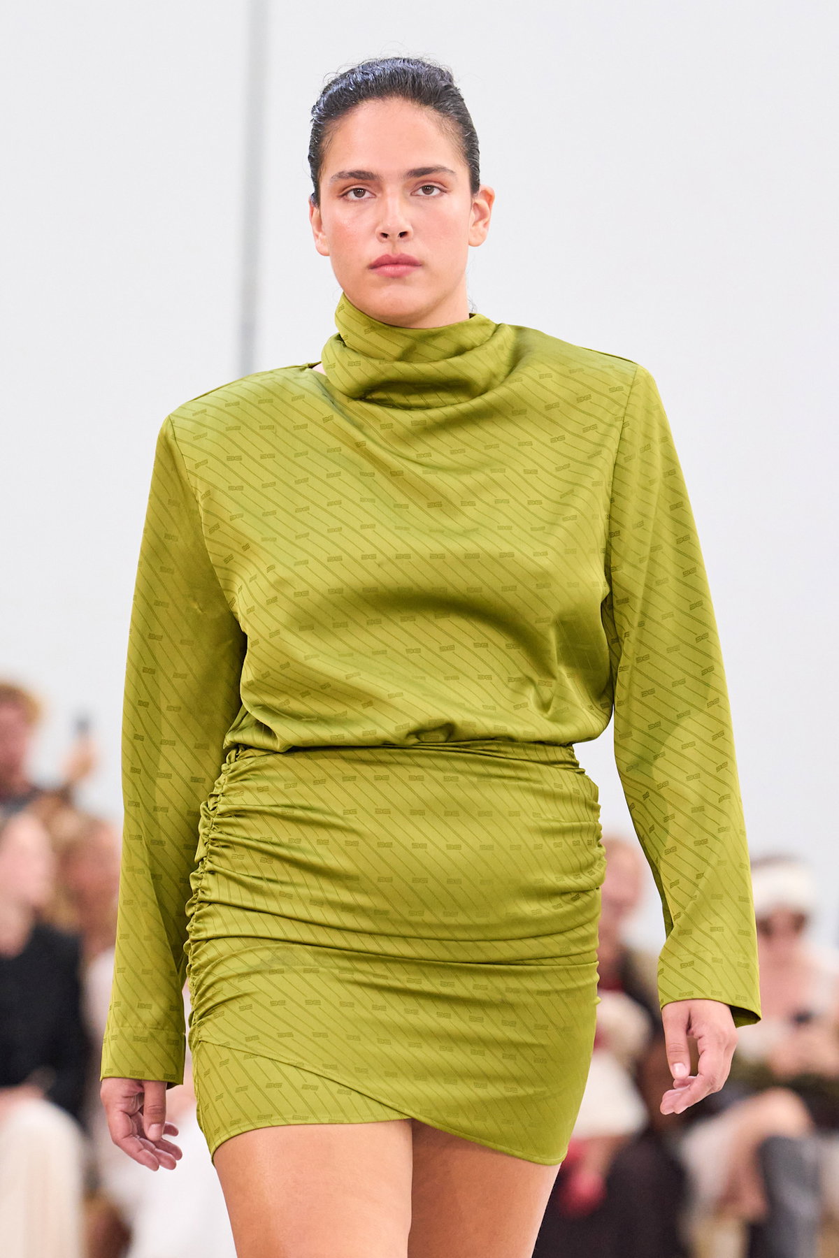 "80s Shoulder Dresses" dominieren im Herbst 2026 die Kleider-Trends