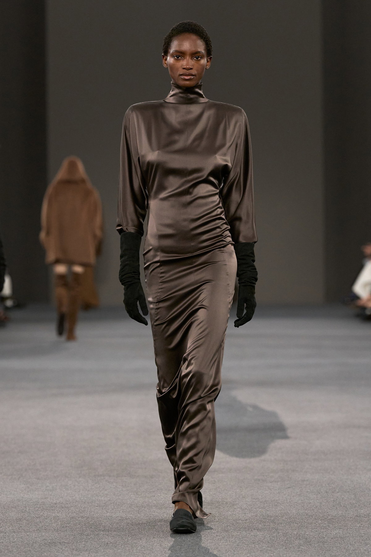 "80s Shoulder Dresses" dominieren im Herbst 2026 die Kleider-Trends