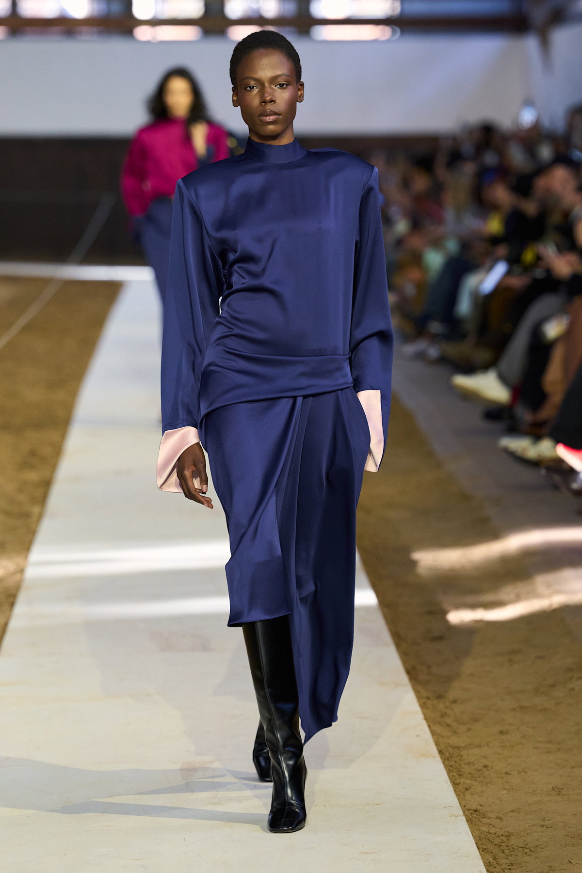 "80s Shoulder Dresses" dominieren im Herbst 2026 die Kleider-Trends