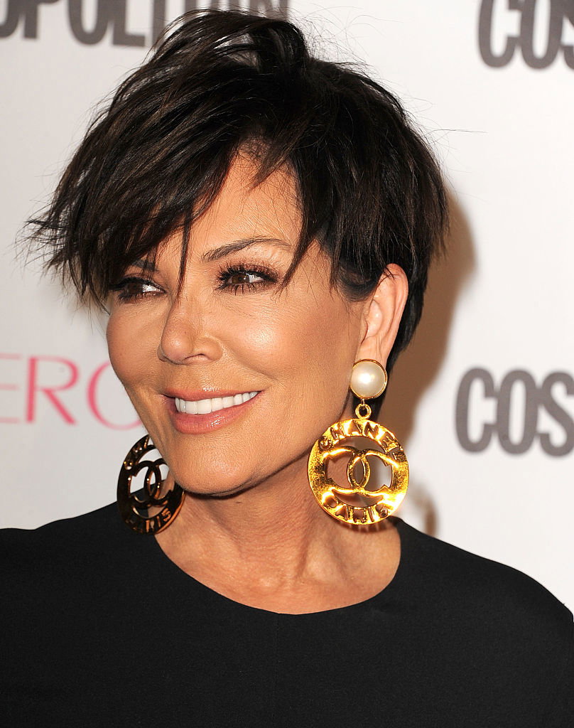 Kris Jenner sieht mit ihrer undone Mähne nicht nur super happy, sondern auch richtig stilsicher aus. Kombiniert mit großen Ohrringen wirkt der Look auch noch total glamourös. Verwendet nach dem Waschen am besten ein Salt Spray, das die Haare griffiger macht, wenn ihr den Look der Kardashian-Momagerin nachstylen wollt.