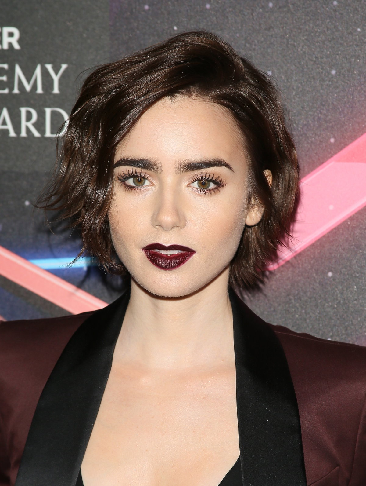 Lily Collins verabschiedete sich von ihrem Bob und entschied sich stattdessen für einen kürzeren und noch cooleren Look. Ihre Haare trägt sie durchgestuft, was sich besonders für Frauen mit dünnen Haaren empfiehlt, denn krasse Stufen bringen Volumen ins Haar. Dabei ist es egal, ob man den Pixie oder die etwas längere Variante von Schauspielerin Lily Collins bevorzugt.