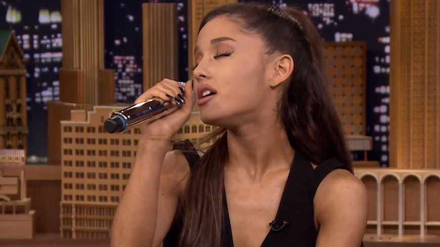 Ariana Grande macht Britney Spears und Christina Aguilera nach!