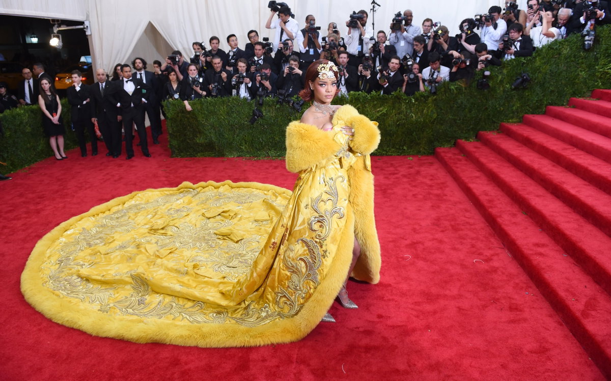 Rihanna enttäuscht nie! Schon 2015 präsentiere sie ein gelbes Kleid mit Fell-Details von Guo Pei zum Thema "China: Through the Looking Glass" auf der Met Gala.