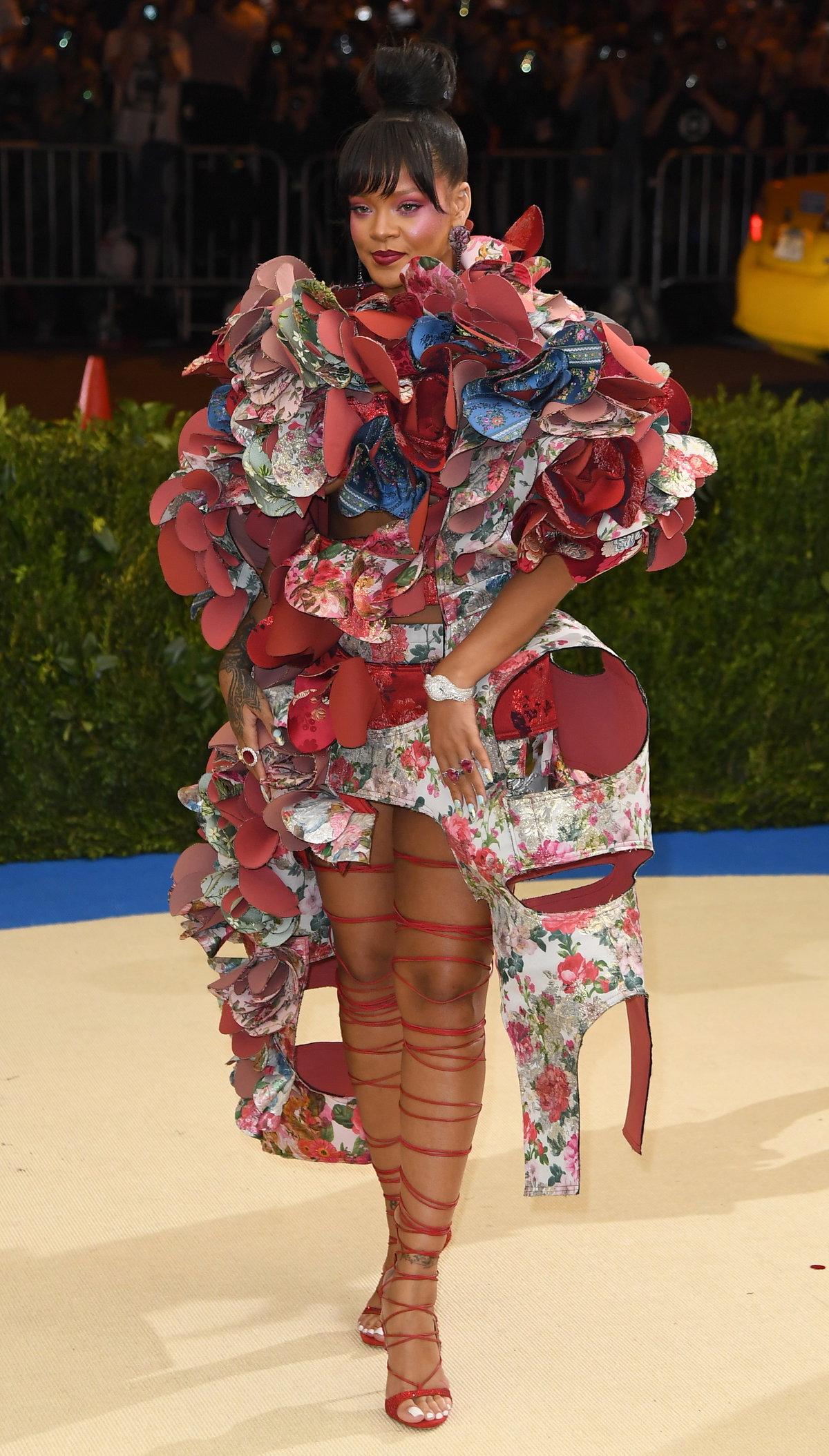 Blumen-All-Over – das gab es bei diesem Look mit 3D-Blumen von Rihanna auf der Met Gala 2017 zu sehen. Das Thema: "Rei Kawakubo/Comme des Garçons 2016: Art of the In-Between".