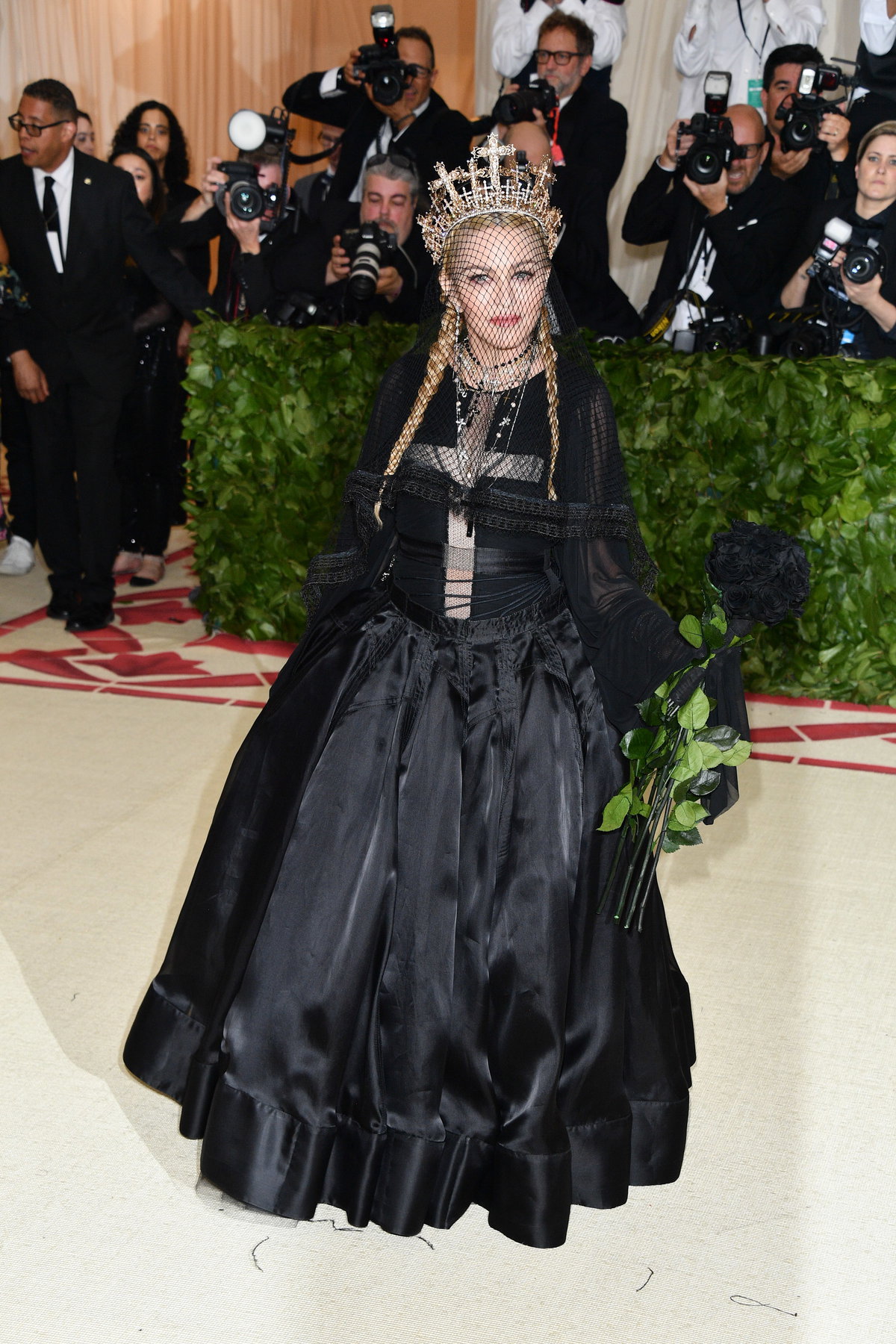Madonna präsentierte sich 2018 in einer dramatischen schwarzen Robe von Jean Paul Gaultier, die perfekt auf das religiöse Thema abgestimmt war.