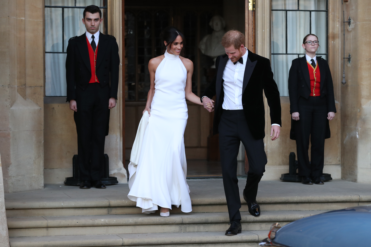 Zwar waren schulterfreie Kleider bei offiziellen royalen Anlässen bisher ein No-Go, doch es wäre nicht Meghan Markle, wenn sie sich nicht auf subtiler Art und Weise ihren eigenen Weg bahnen würde. Für die abendlichen Hochzeitsfeierlichkeiten zeigte sie sich demnach in einem fließenden Neckholder-Kleid von Stella McCartney.