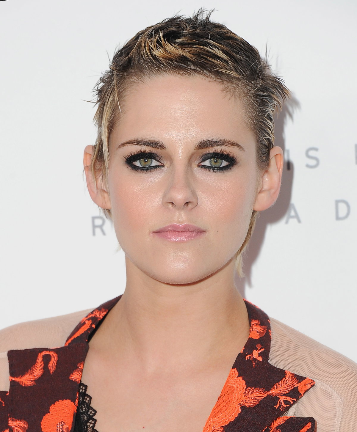 Seitdem sich Kristen Stewart vor einigen Jahren von ihren langen Haaren trennte, können wir uns den Ex-"Twilight"-Star gar nicht mehr mit Langhaarfrisur vorstellen. Sie trägt eine besonders ausgefallene Variante des Pixie Cuts.