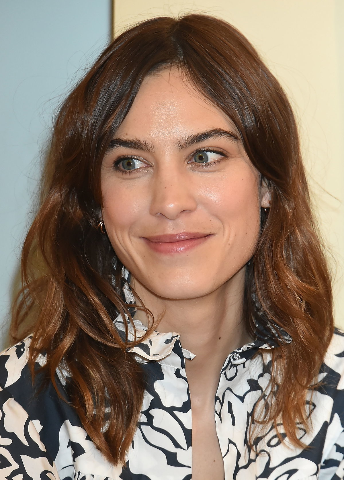 Auch Model Alexa Chung setzt für mehr Fülle auf lockiges Haar.