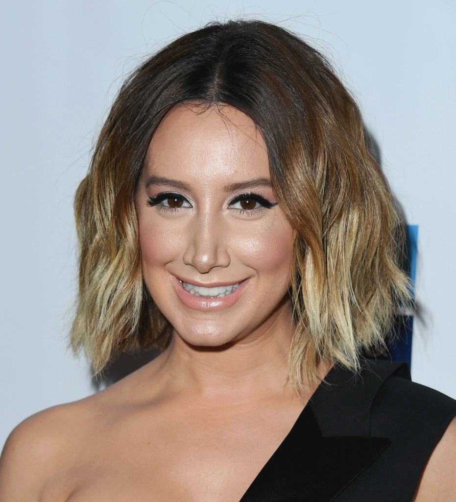 Schauspielerin und Sängerin Ashley Tisdale überzeugt uns mit leichten Wellen, die du ganz einfach mit dem Lockenstab oder Glätteisen nachmachen kannst.