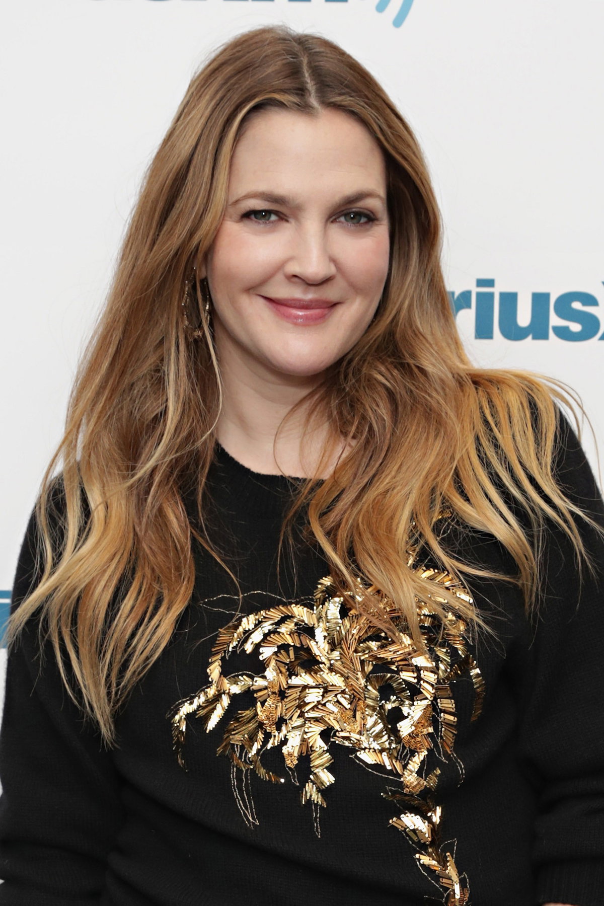 Drew Barrymore zeigt, dass auch ein dunkler Blondton ein echter Hingucker ist. Mit ihren zarten Highlights wirkt der Look außerdem besonders frisch.