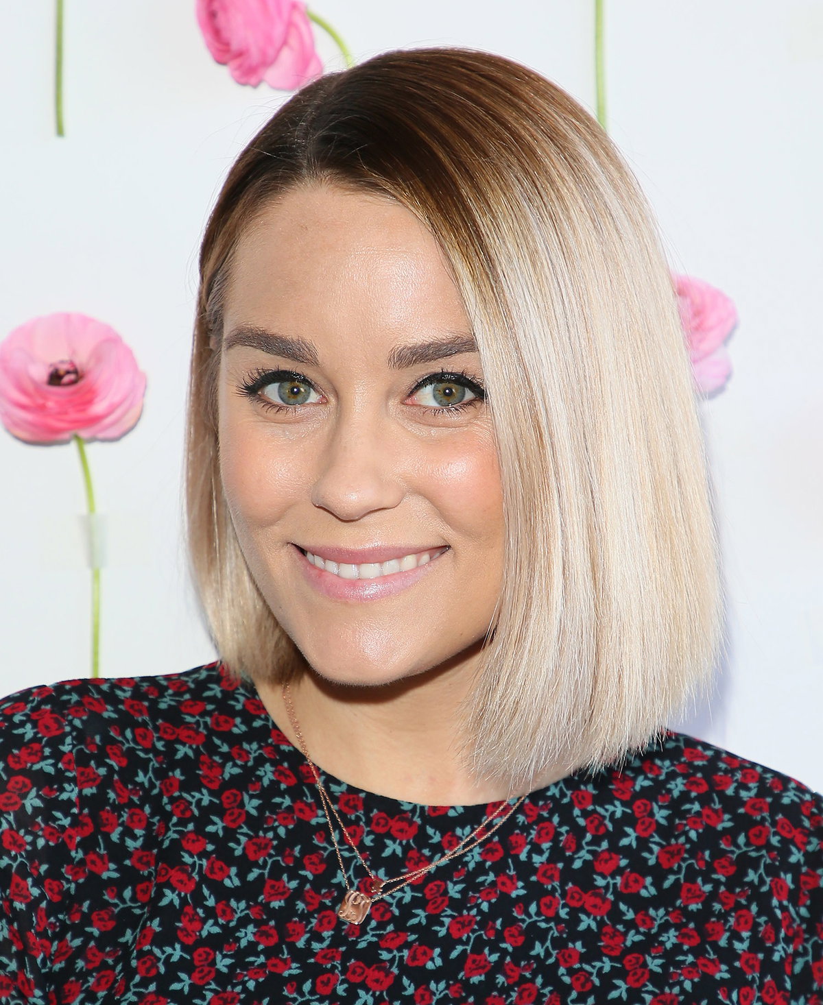 Lauren Conrad beweist, dass auch mit einem trendigen Kurzhaarschnitt eine Mähne im Ombre-Stil mega stylisch aussehen kann.