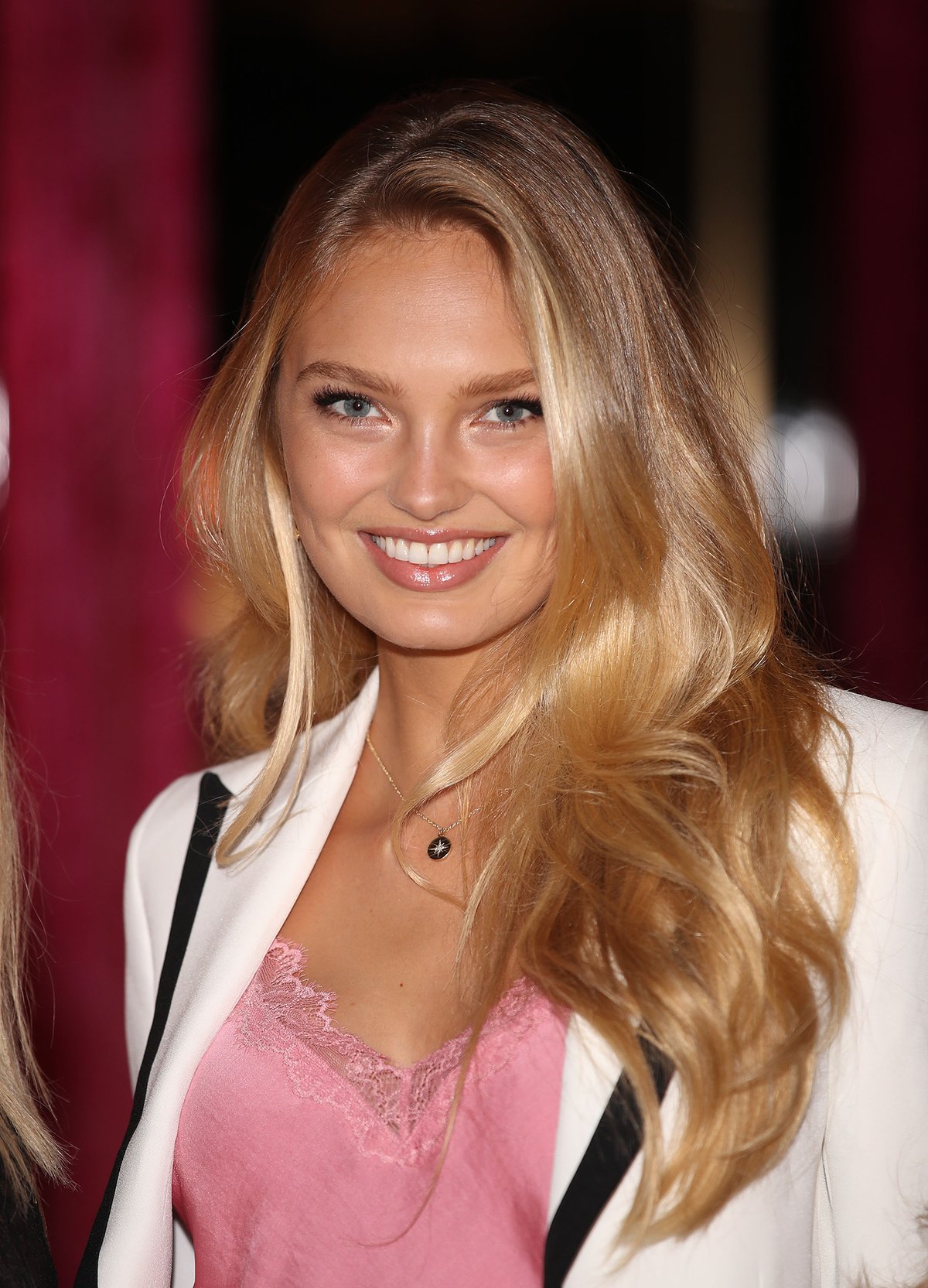 Wenn wir an die Victoria's Secret Ladies, zu denen auch Romme Stirjd gehört, denken, dann kommt uns die Traummähne, die auch das niederländische Model hat, sofort in den Sinn. Ihre natürliche Nuance hellt die Beauty einfach mit einigen Strähnen auf.
