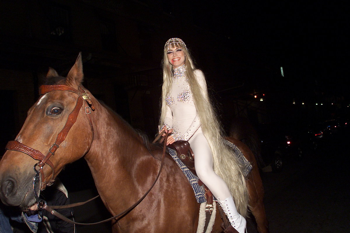 2001, Lady Godiva: Heidi feierte ihren zweiten Party-Auftritt mit einem außergewöhnlichen Halloween-Kostüm. Sie traf auf einem Pferd, als blutige Version der Lady Godiva, auf ihrer Party ein! Die Adlige des 11. Jahrhunderts erschien 2001 in einem hautengen Latex-Anzug und bodenlanger Mähne à la Rapunzel.