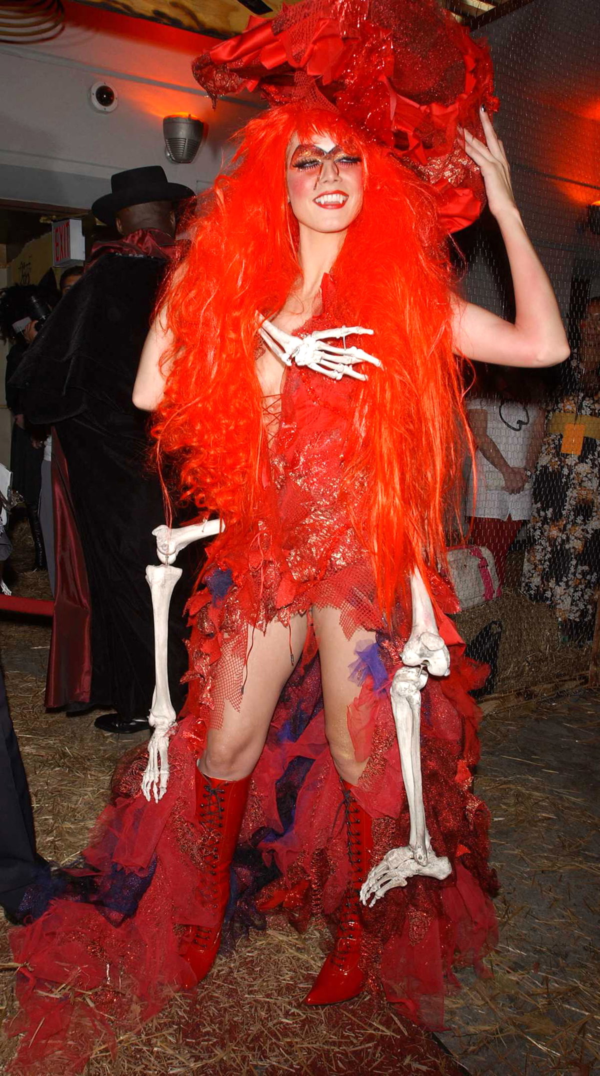 2004, Hexe: Spieglein, Spieglein an der Wand, wer ist die Hexe im Model-Land? Heidis Halloween-Kostüm von 2004 war ein lebensgroßes Skelett, das das Model die ganze Nacht auf ihrem Rücken trug! Ihr rotes Outfit bestand aus einer langen Perücke, zerfetzten Stoffteile und einem gruseligen Hexenhut!