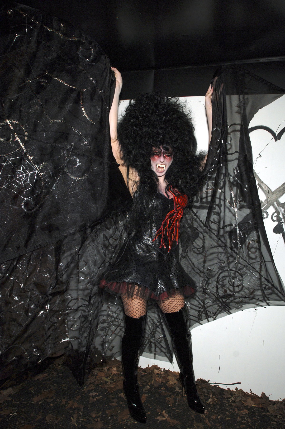 2005, Vampir: Blutig heiß wurde es bei Heidi Klums Halloween Party 2005: Das Model entschied sich für eine sexy (Cher-)Vampir-Maskerade, bei der aber ihre Haare eine größere Rolle spielten, als ihre Eckzähne!