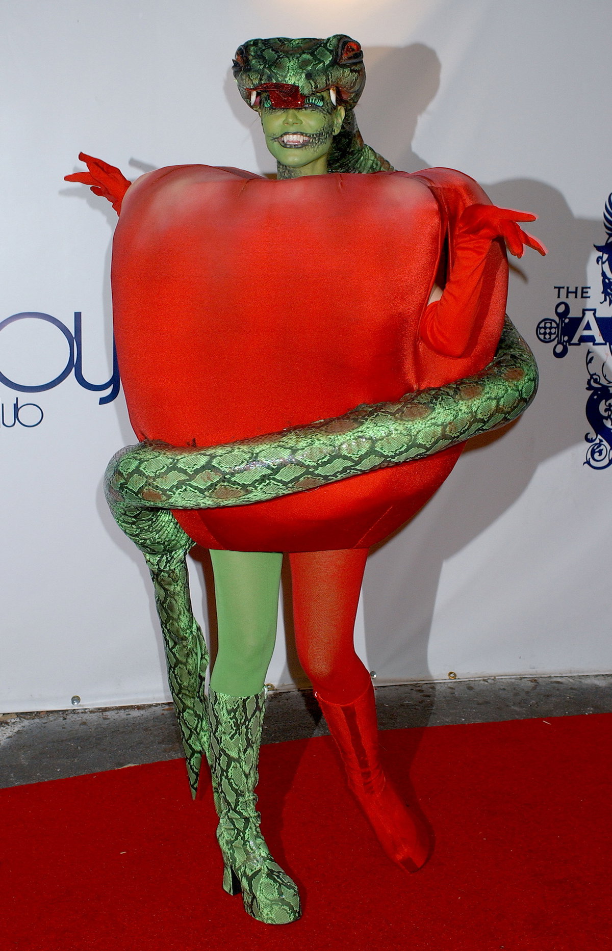 2006, Die Verbotene Frucht: Besonders sexy war Heidis Outfit 2006 leider nicht. Dafür ist es ihr gelungen, ihren Baby-Bauch erfolgreich zu kaschieren! Als Apfel verkleidet, verzauberte uns die Model-Mama auf ihrer Haunted Halloween-Party, doch nicht jeder gewöhnlicher Apfel schafft es in Heidi Klums Halloween-Garderobe: In diesem Fall war es ist keine Geringere als die Verbotene Frucht aus dem Garten Eden, um die sich eine grüne Schlange wickelte!