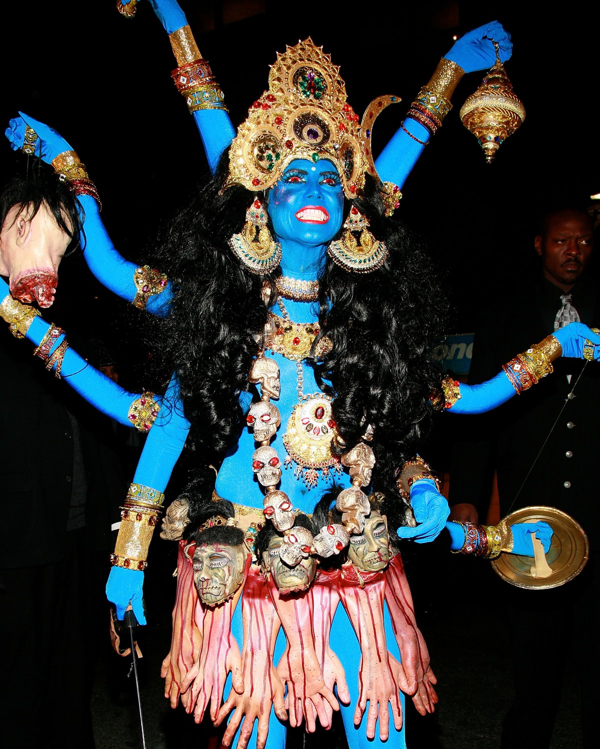 2008, Hindu Göttin (Kali): Das Heidi eine Göttin ist, wurde spätestens nach ihrem Kostüm im Jahr 2008 allen klar! Doch nicht als die Venus, sondern als Hindu-Göttin Kali erschien das Model zu ihrer Party. Das ausgefallene Outfit bestand aus einem blauem Anzug und fünf Armen, die an allen Seiten herausragten. Die Hindus empfanden den Auftritt als respektlos, wir dagegen hatten unseren Spaß!