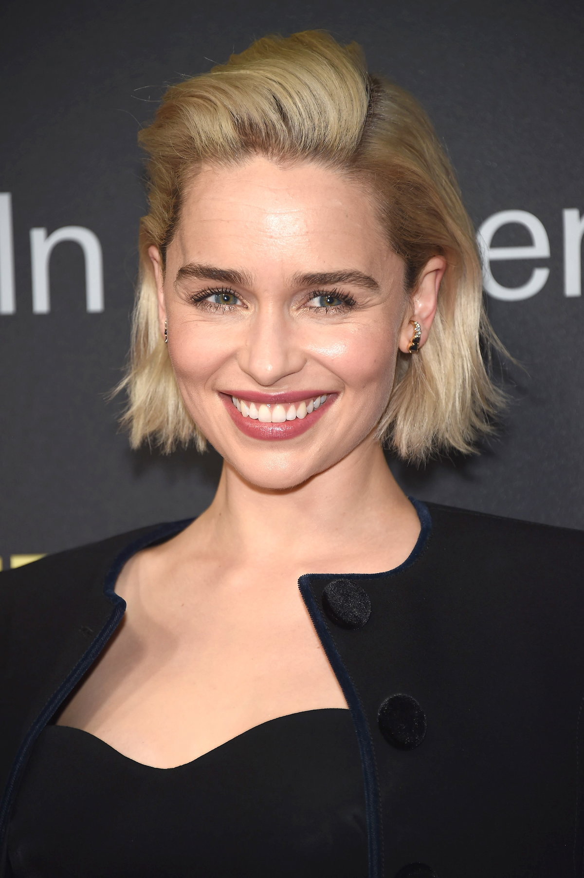 Emilia Clarke kennen wir sonst mit langer schokolandenbrauner Mähne. Vor einiger Zeit überraschte uns die Schauspielerin mit ihrem neuen – blonden – Kurzhaarschnitt, der ihr übrigens fabelhaft steht!