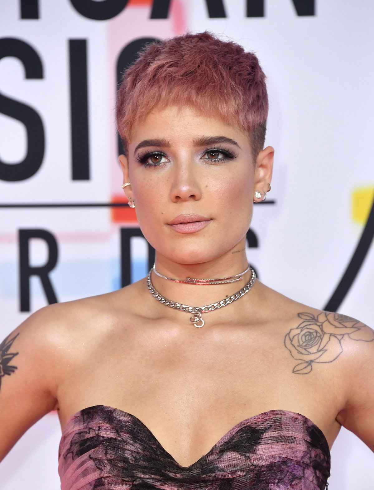 Sängerin Halsey traut sich was: Passend zu ihrer aufregenden Abendrobe, präsentierte die Sängerin einen rockigen Kurzhaarschnitt und längerem Deckhaar in Pink auf dem roten Teppich!
