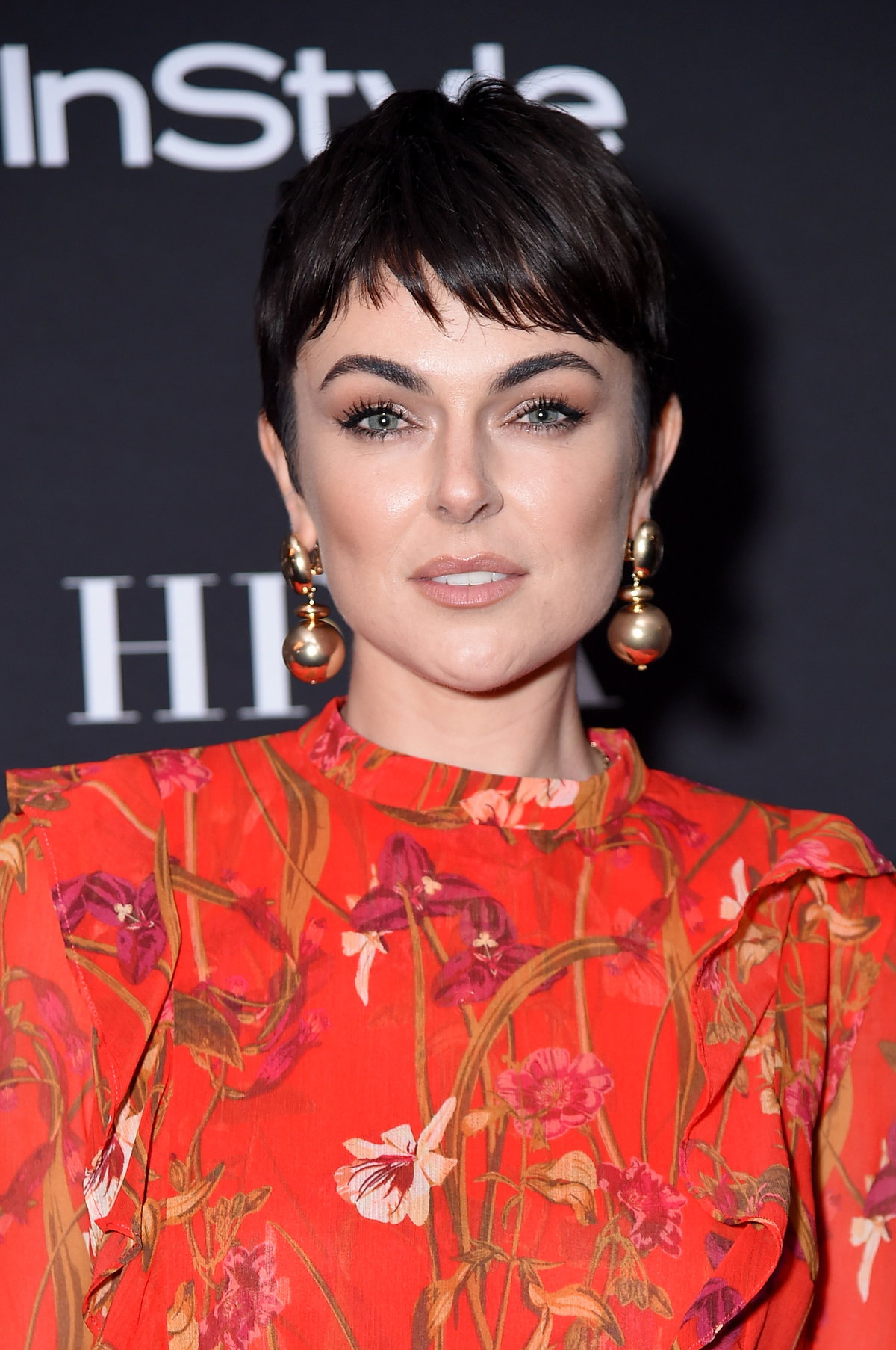 Serinda Swan wagt den Pixie-Cut. Und obwohl wir die Kanadische Schauspielerin eigentlich mit langer Wellenmähne kennen, finden wir ihren neuen Schnitt extrem schick!