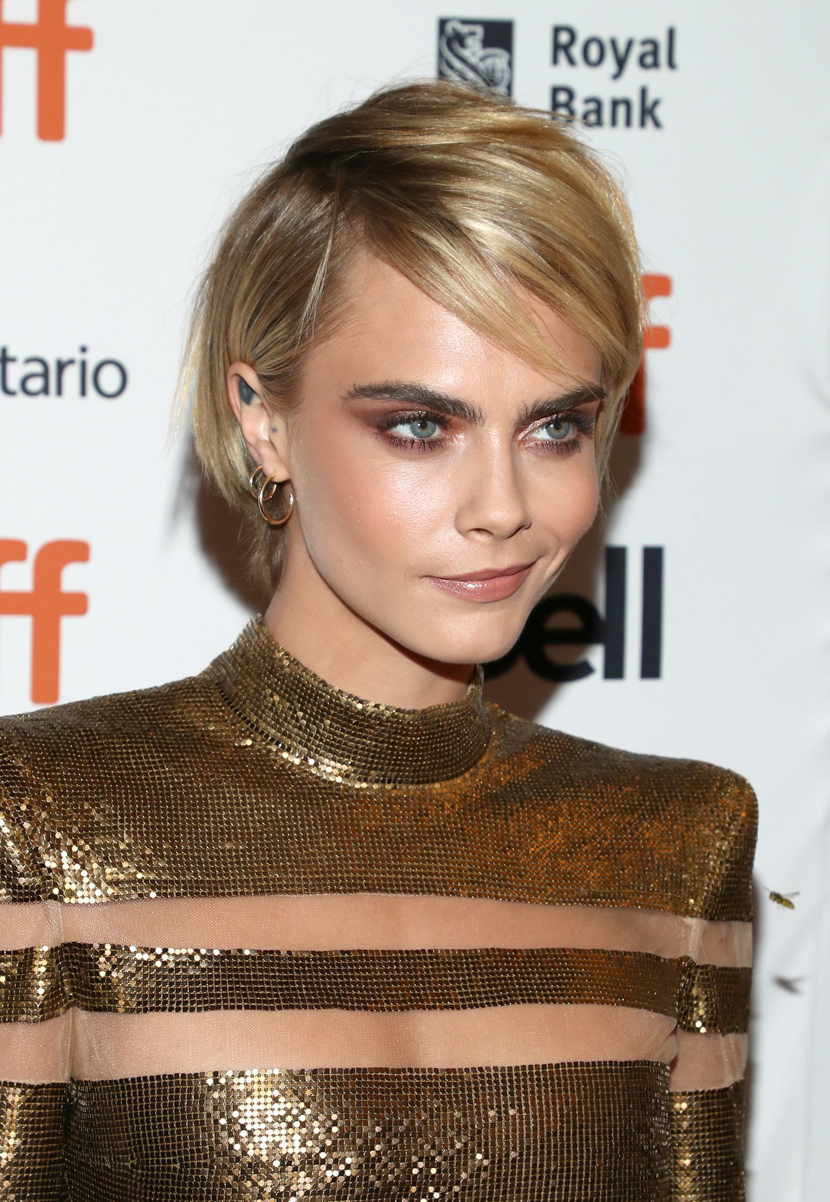 Cara Delevigne überzeugt mit einem Kurzhaarschnitt – eine Mischung aus Bob und Pixie Cut.