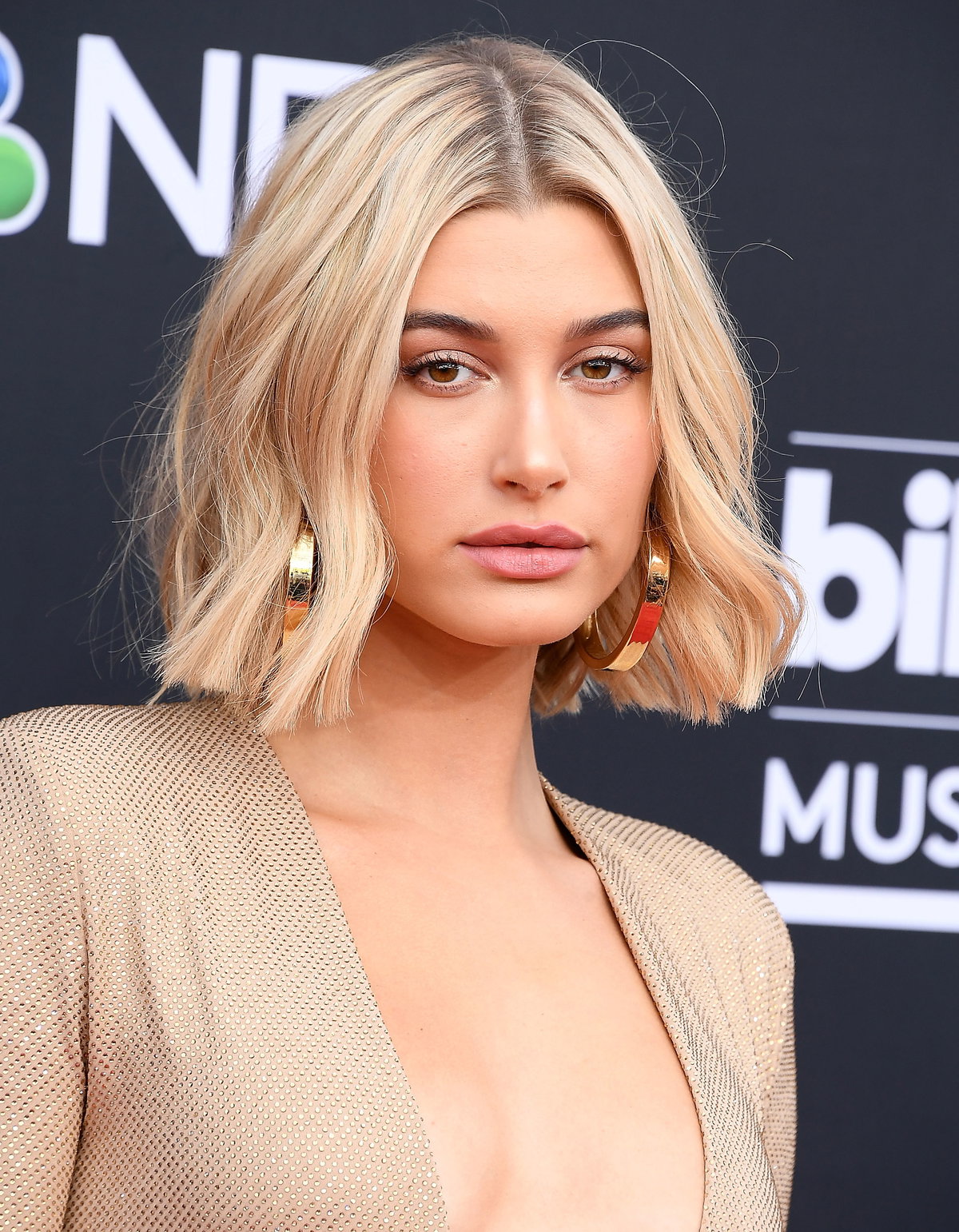 Auch Hailey Bieber sorgt mit blonden Akzenten und leicht gewelltem Styling für mehr Fülle und Volumen in ihrer Mähne.