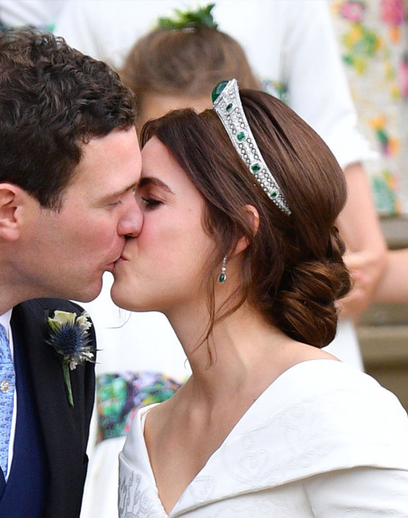 Prinzessin Eugenie küsst ihren Mann an ihrer Hochzeit