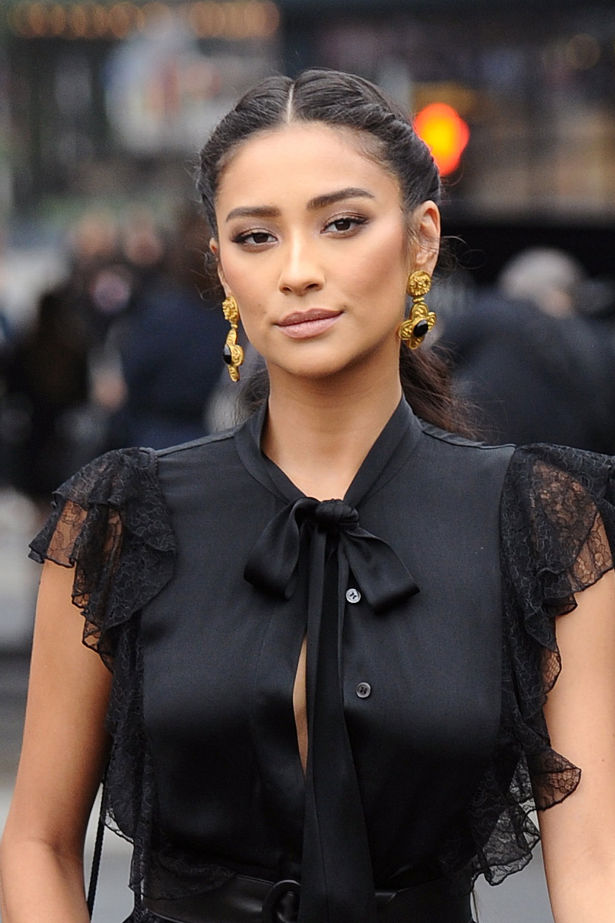 Übrigens zeigte sich auch Schauspielerin Shay Mitchell mit der Trend-Frisur und wie toll ihr der Look steht, siehst du im Artikel.