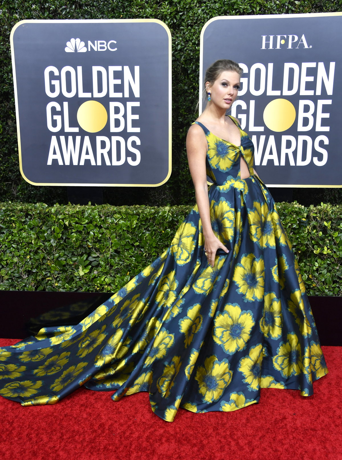 Taylor Swift trägt rotes Kleid
