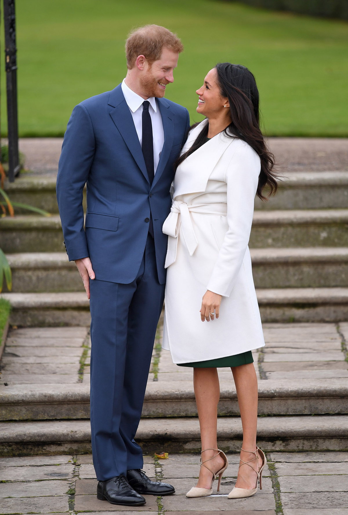 Nur wenige Monate später gab das Paar ihre Verlobung im Sunken Garden des Kensington Palast bekannt und Meghan strahlte bei der Verkündung in einem eleganten Look aus einem klassischen, weißen Mantel, einem waldgrünen Kleid mit seitlichem Schleifendetail aus dem Hause Parosh und edlen Heels der Marke Aquazzura. Und natürlich: Kurz nachdem die Bilder veröffentlich wurden, waren die Teile ausverkauft.