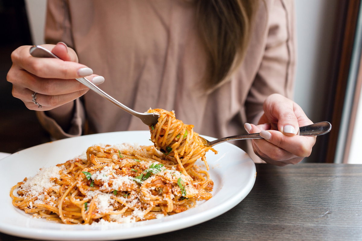 Frau isst Pasta