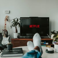 Die 5 lustigsten Serien auf Netflix, die dich im Sommer zum Lachen bringen werden