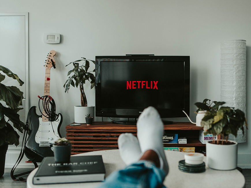 Streaming: Die 4 lustigsten Serien auf Netflix, die dich im Sommer 2023 zum Lachen bringen werden