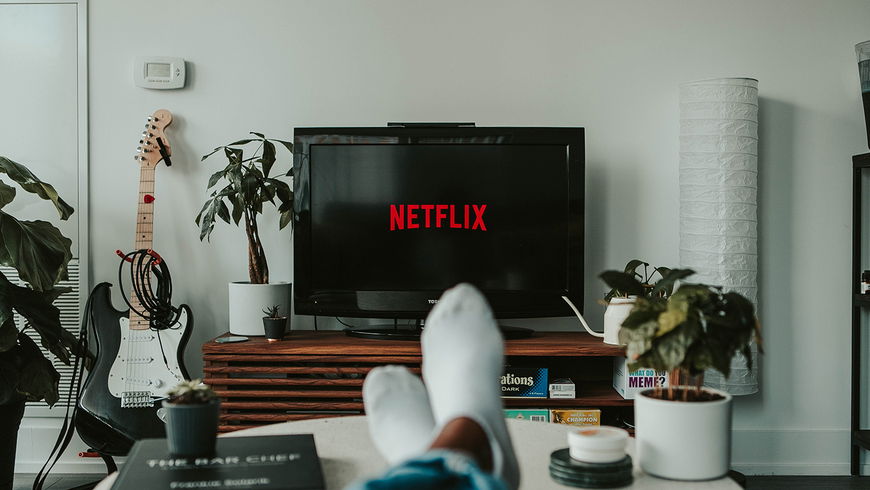 Die 5 lustigsten Serien auf Netflix, die dich im Sommer zum Lachen bringen werden