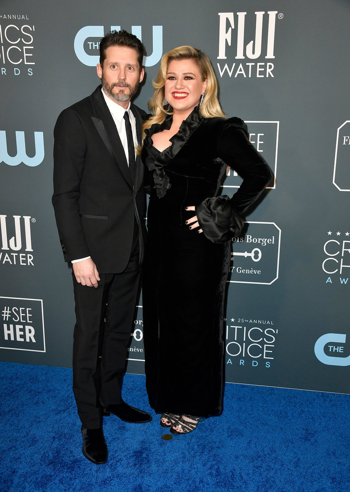 Brandon Blackstock und Kelly Clarkson: Im verflixten siebten Jahr soll die Beziehung von Brandon Blackstock und der Sängerin Kelly Clarkson zerbrochen sein. Auch wenn die Zweifach-Mom das Gerücht bislang noch nicht bestätigte, scheint die Ehe des Couples vorbei zu sein. Aktuell soll sie sich sogar mit ihrem einstigen Schwiegervater im Rechtsstreit befinden, der der Blondine vorwirft, ihm und seiner Plattenfirmen, bei der Kelly jahrelang unter Vertrag war, Provisionszahlungen in Millionenhöhe zu schulden.