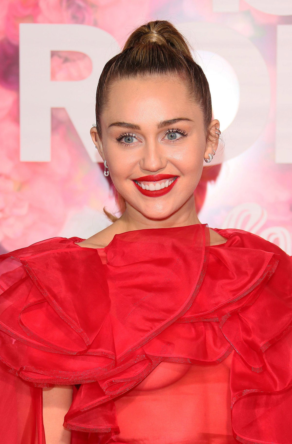 Miley Crus & Cody Simpson: Auch im Liebesleben von Miley Cyrus will einfach keine Ruhe einkehren. Nach ihrer endgültigen Trennung von Liam Hemsworth im Jahr 2019, bandelte die Blondine zunächst mit Model Kaitlynn Carter an, die einst mit Reality-Star Brody Jenner liiert war. Für Miley nahm das Liebeskarussell weiter Fahrt auf: So fand sie zunächst im australischen Sänger Cody Simpson eine neue Liebe, dessen Ende sie allerdings selbst via Instagram bekannt gab. Ein Screenshot eines Video-Calls der beiden, den der Musiker selbst teilte, ließ allerdings Zweifel aufkommen und ihre Fans auf ein Liebes-Comeback hoffen.