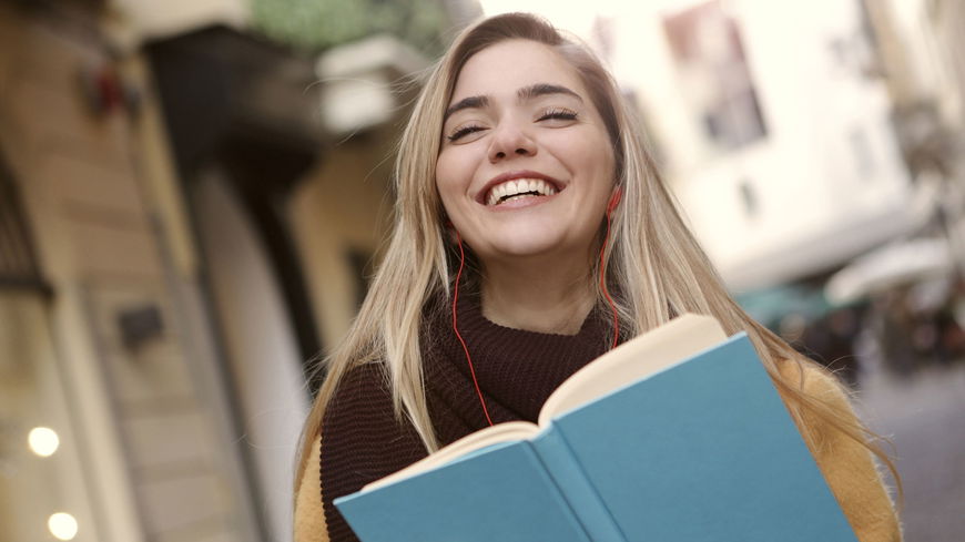Buch-Trends 2022: 4 Romane, die ihr an einem Wochenende verschlingt