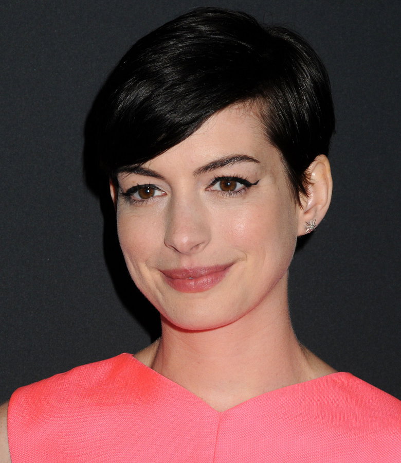 Anne Hathaway trägt ihren Pixie mal blond, mal brünett und mit voluminöser Ponypartie. Wie bereits ihre Kollegin Michelle Williams trug sie einen tiefen Seitenscheitel und schenkt ihrem Haar damit eine Extraportion Volumen.