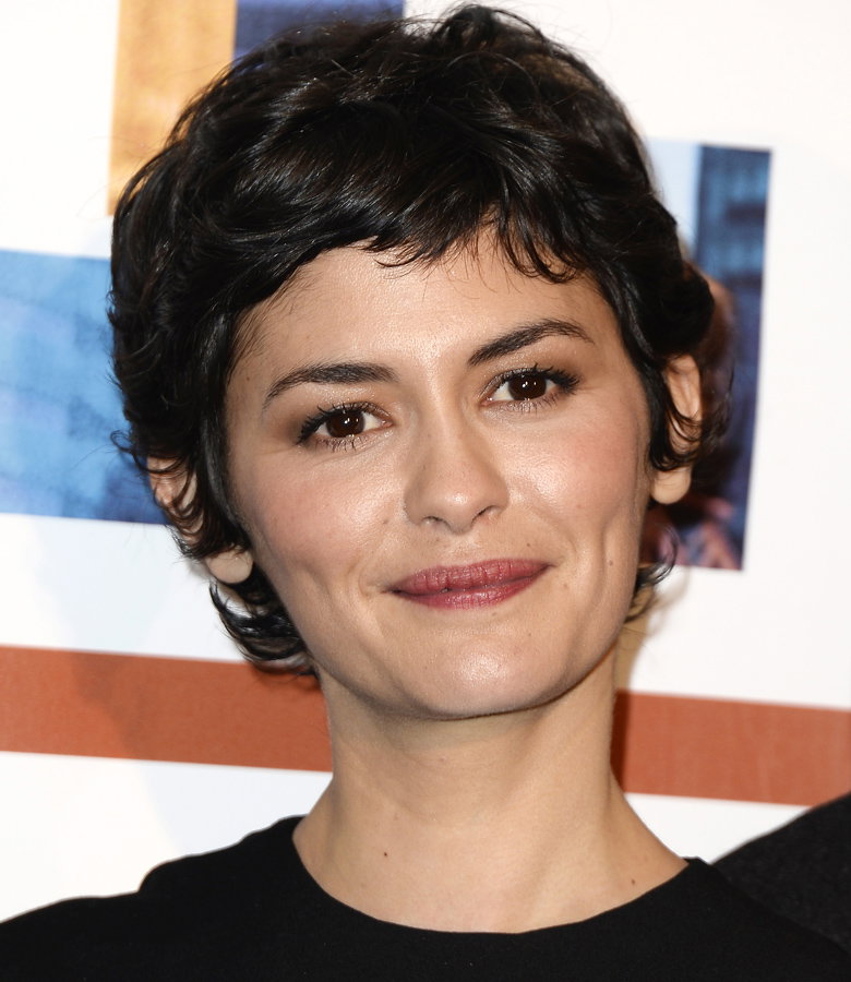 Süß, adrett, französisch: Audrey Tautou und ihr Pixie-Cut. Für diesen Style solltet ihr euch, wenn ihr von Natur aus keine Locken habt, einen Hairstyler zulegen. Mit diesem könnt ihr die Spitzen eurer Strähnen in Form bringen und sie ganz im Stil der französischen Schauspielerin tragen ...