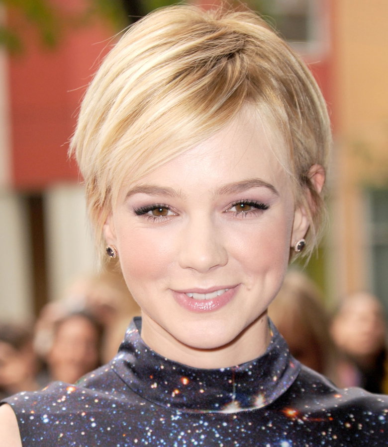 Carey Mulligan trägt ihren Short Cut mit Seitenscheitel. Hierfür sollten eure Haare natürlich etwas länger sein. Am besten föhnt ihr sie zunächst trocken, ohne einen Scheitel zu ziehen. So wirkt dieser am Ende weniger gewollt, genau wie bei der britischen Schauspielerin.