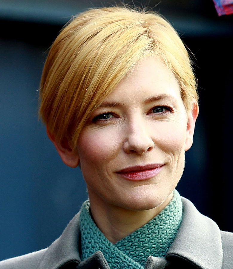 Cate Blanchett trägt eine lange Variante der Kurzhaarfrisur und das mit einem frischen Erdbeerblond. Wer einen ähnlichen Look tragen will, kann mit einem Glätteisen für den nötigen Glanz sorgen. Etwas Volumenpuder in den Ansätzen sorgt außerdem für einen Wow-Effekt.