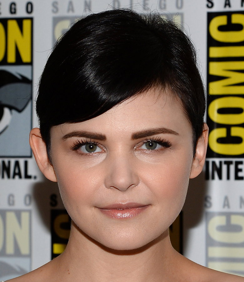 Auch Ginnifer Goodwin trägt ihre kurzen Haare sleek und zur Seite gekämmt. Um das perfekte Finish zu erzielen, gebt ihr am besten einen Tropfen Öl in die Haare, verwendet beim Waschen ein reichhaltiges Serum oder ein Glanzspray.