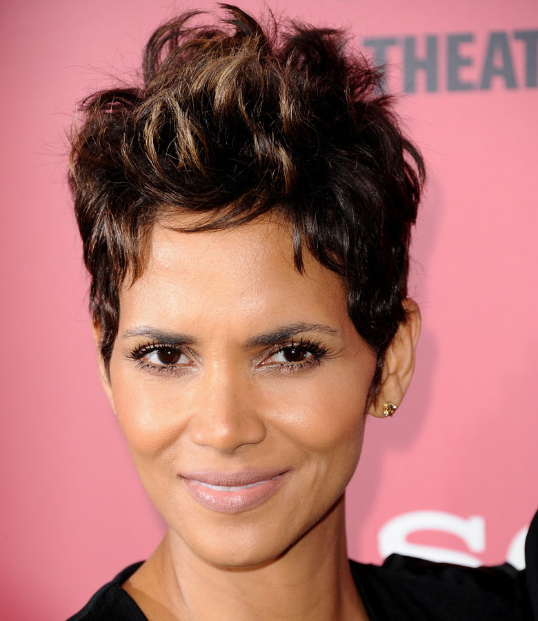 Halle Berry stylt ihre Haare wild nach oben und diese Art von Look beginnt ihr am besten direkt beim Föhnen. Einfach kopfüber die Mähne durchpusten und schließlich mit mattem Haarwachs nach oben formen. Anschließend etwas Haarspray draufgeben und die Frisur hält.